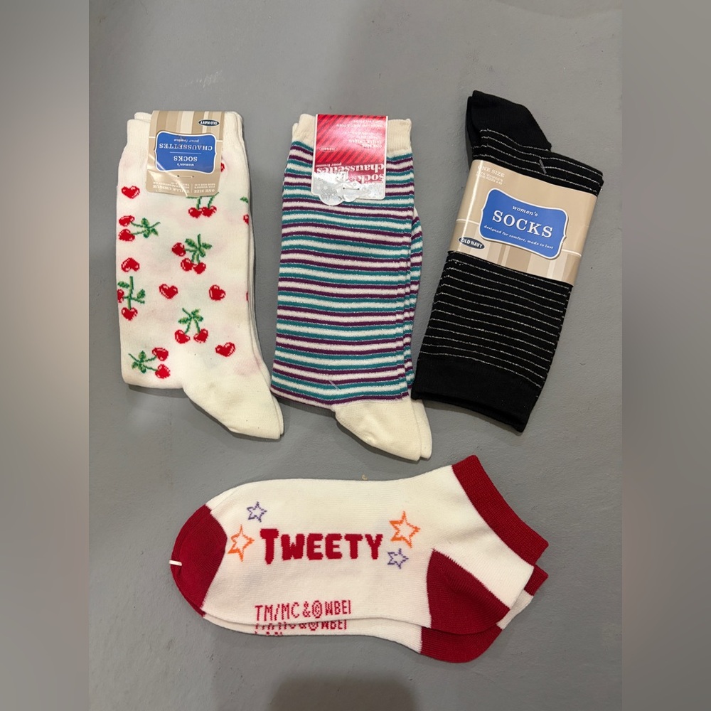 4 pairs Old Navy women’s holiday Socks - nwt
